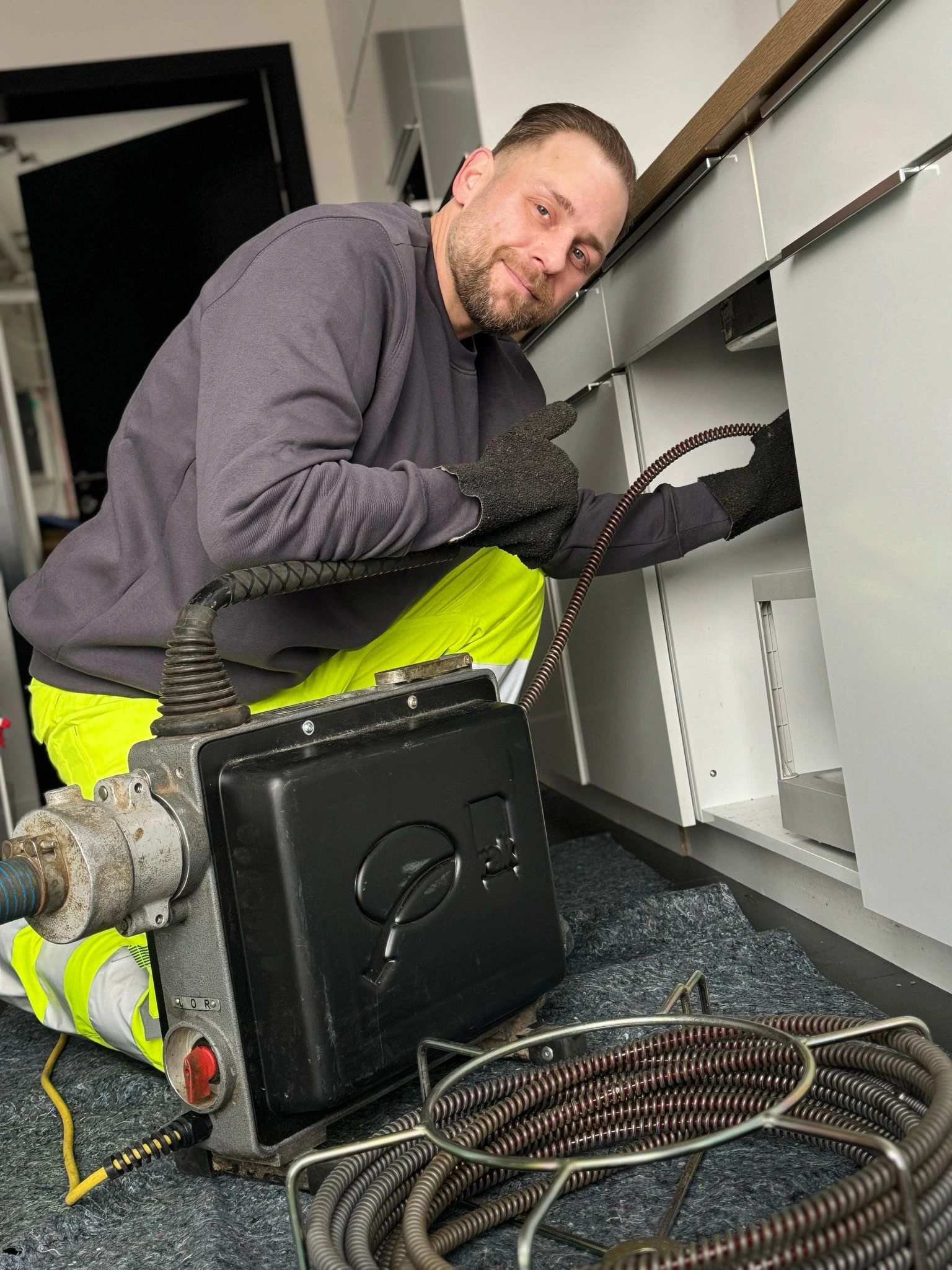 Rohrreinigung in Andernach mit Spiraleinsatz – professionelle Beseitigung einer Rohrverstopfung durch Firma Kraft.